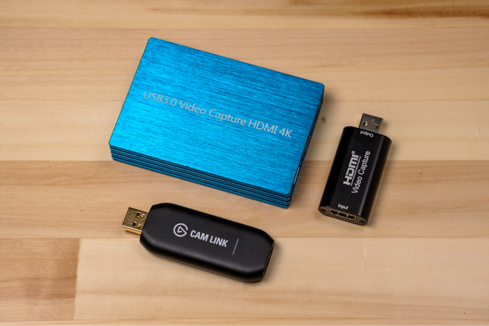 从底部顺时针方向:Elgato Cam Link 4K、无名 USB 3.0 采集卡和 Y&H HDMI 视频采集卡。 Clockwise from bottom: Elgato Cam Link 4K, no-name USB 3.0 capture card, and Y&H HDMI Video Capture Card.